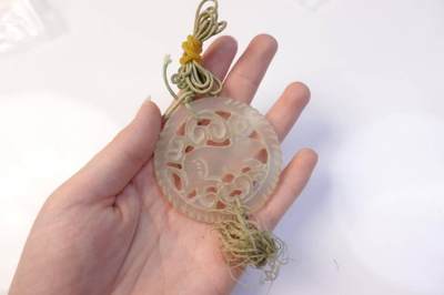 上海都达杂项专场103【全场包邮】  清代天然岫玉双面立体雕《生肖鼠》镂空挂件68-140