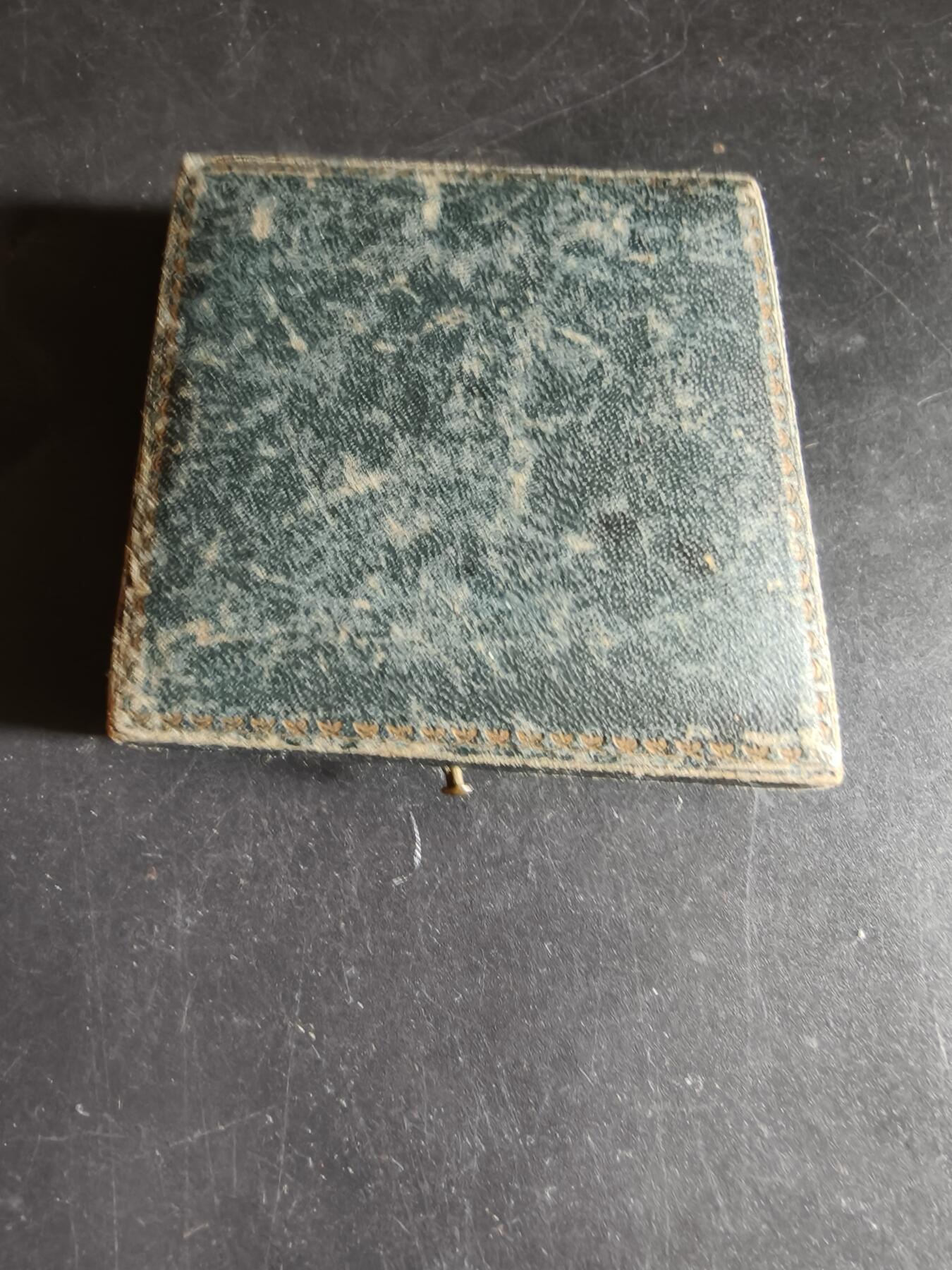 老王徽章第191期 法国1922年工商雇员工会镀银大铜章     大师里维特作品    新古典主义风格的知识/学术女神向劳动者授予月桂枝      原盒      直径42mm    重量36g 