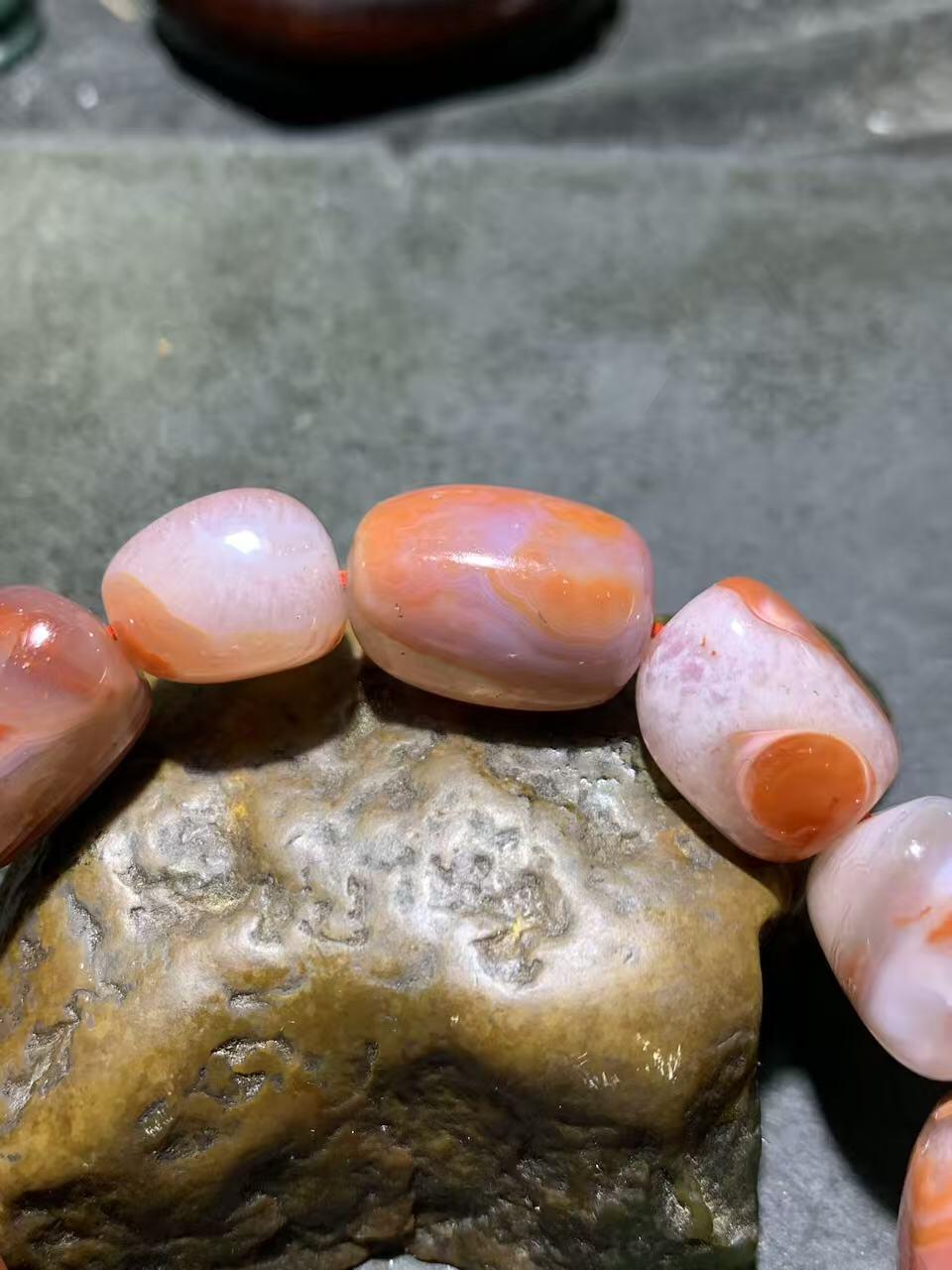 川料冰飘南红玛瑙原皮随形手串一条，