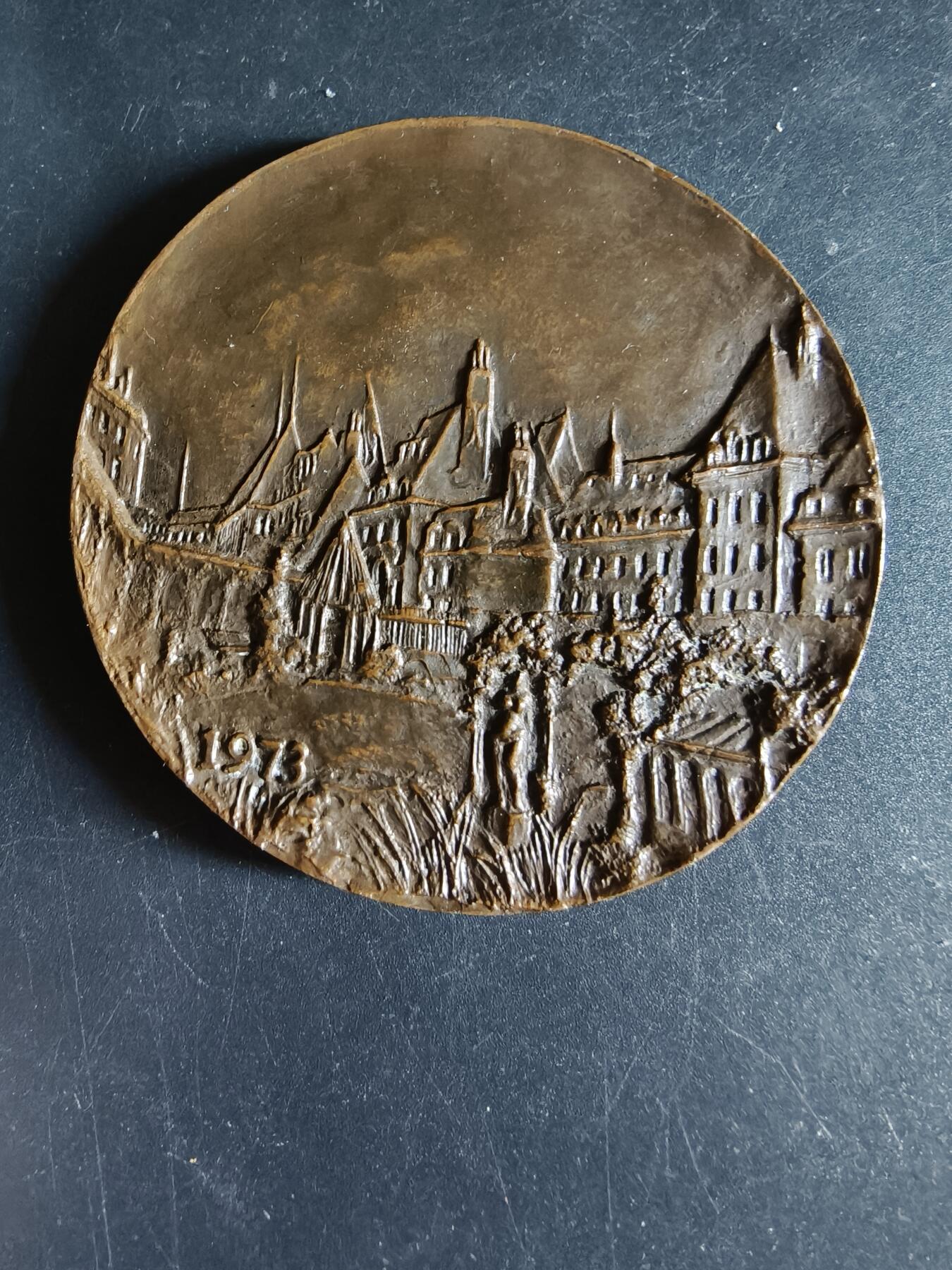 老王徽章第191期 法国1973年口腔医学教授皮埃尔·弗里耶尔大铜章     该教授为法国顶级口腔医学专家，也是圣玛丽医院院长    巴黎铸币局名家M.图谢尔作品     直径66mm     重量161g