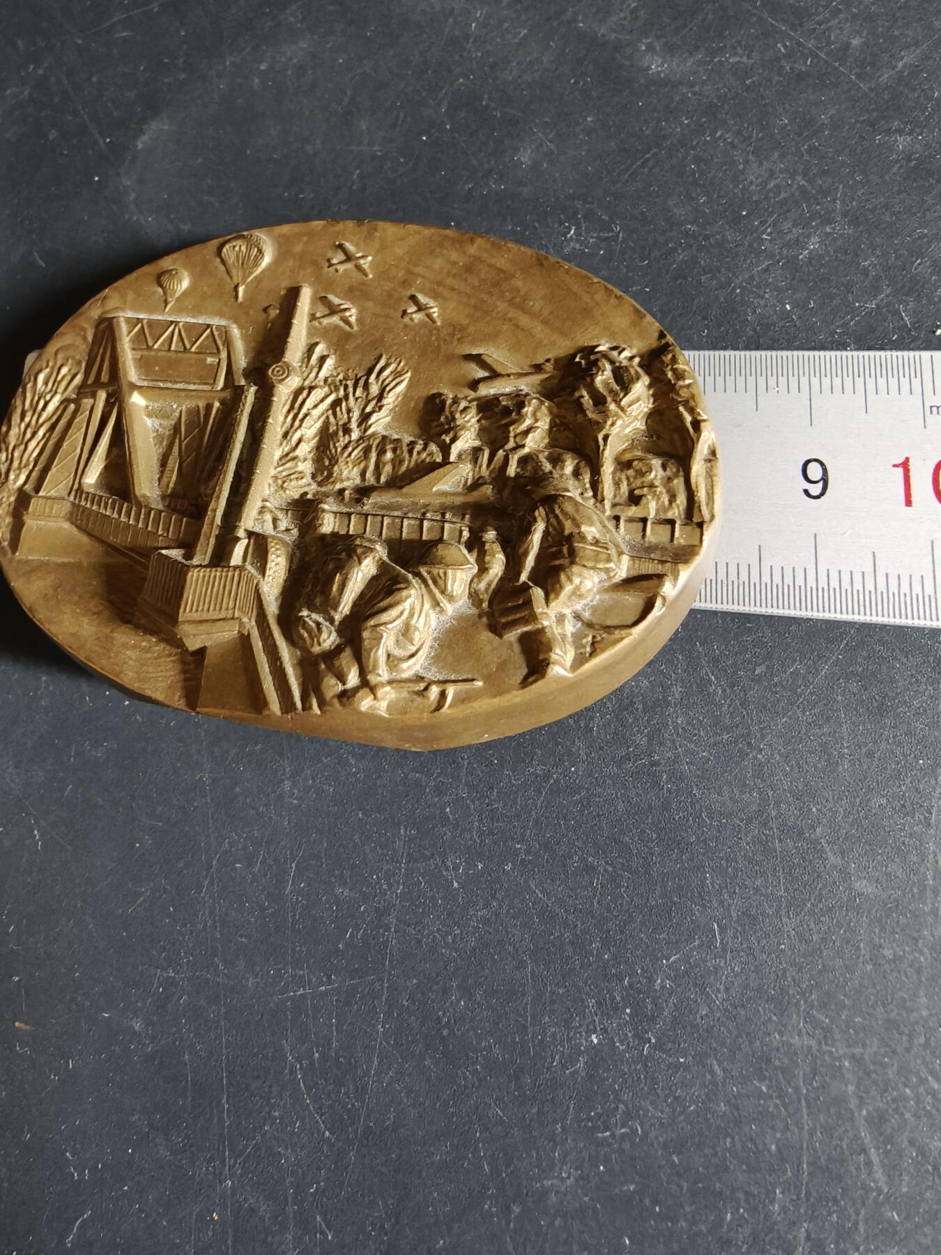 老王徽章第191期 法国诺曼底登陆纪念委员会异形大铜章     高浮雕     正面描绘了英国王牌第6空降师夺取飞马桥，阻止德军装甲部队向滩头阵地增援的场景          尺寸80×58mm      重量322.3g  