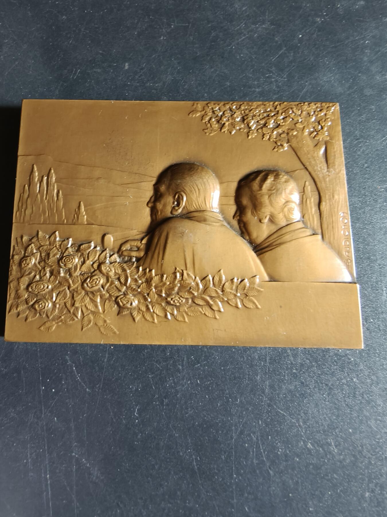 老王徽章第191期 法国金婚主题方形大铜章      大尺寸版      80×58mm     重量208.8g