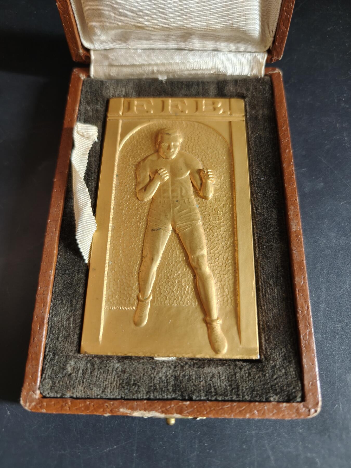 老王徽章第191期 法国拳击联合会1949年方形镀金大铜章    原盒    该章作者为以体育章牌雕刻闻名的大师安德烈·德鲁多内     尺寸56×100mm     重量258.8g