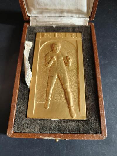 老王徽章第191期 - 法国拳击联合会1949年方形镀金大铜章    原盒    该章作者为以体育章牌雕刻闻名的大师安德烈·德鲁多内     尺寸56×100mm     重量258.8g