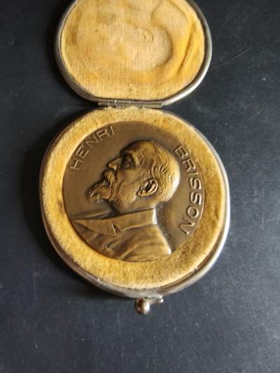 老王徽章第191期 - 法国1908年国民议会议长亨利·布里松第15次连任大铜章     原盒高浮雕       亨利·布里松是法国第三共和国传奇政治家、共和派领袖，法国近代史上任期最长的国民议会议长，曾任法国总理（1898年），是德雷福斯事件中正义的坚定捍卫者        背面为花环玛丽安娜与国民议会所在地波旁宫         直径56mm      重量86.6g