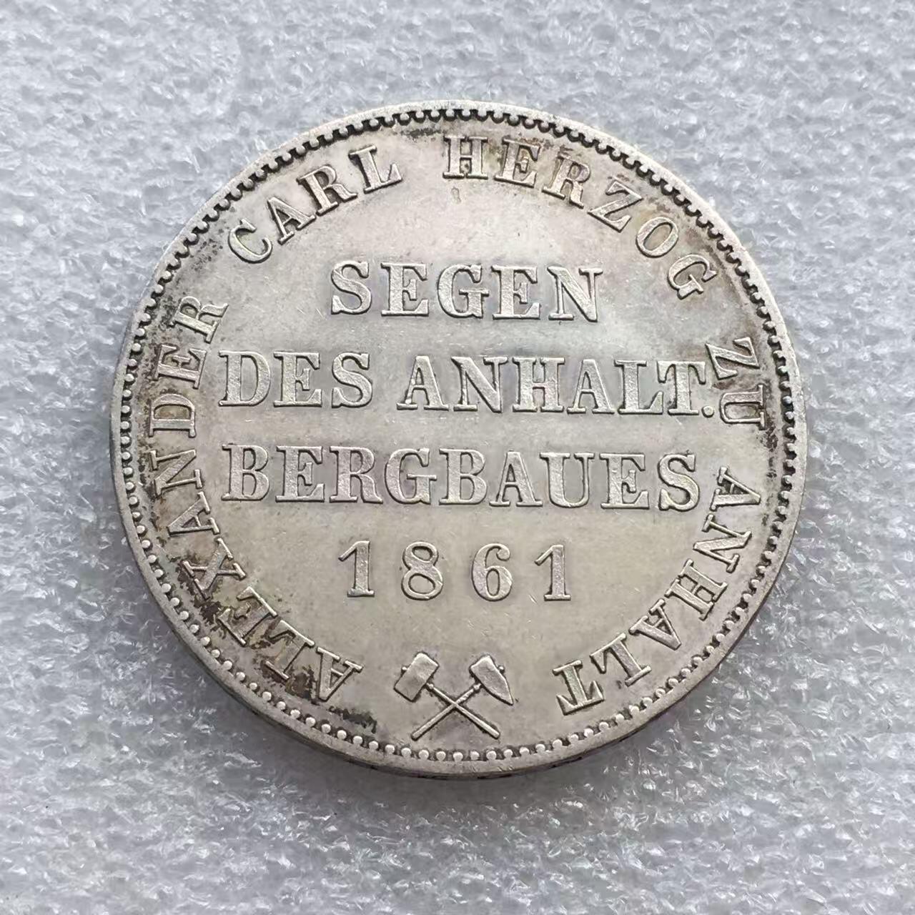 世界钱币专场拍卖 每周二开拍 1861年德国安哈特贝恩堡小熊爬墙1泰勒银币 正面有划