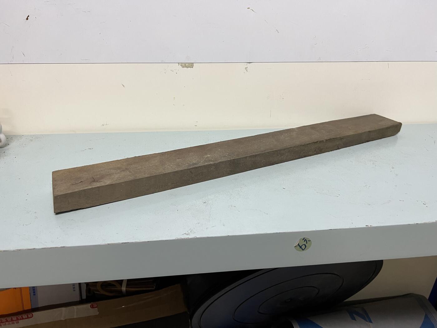 零元拍：NO.1金丝楠阴沉料，切镇尺做牌子，无需打磨就已经金光闪闪。切牌子，做镇尺。满金丝药香，尺寸约：57.5/6/2.5CM。