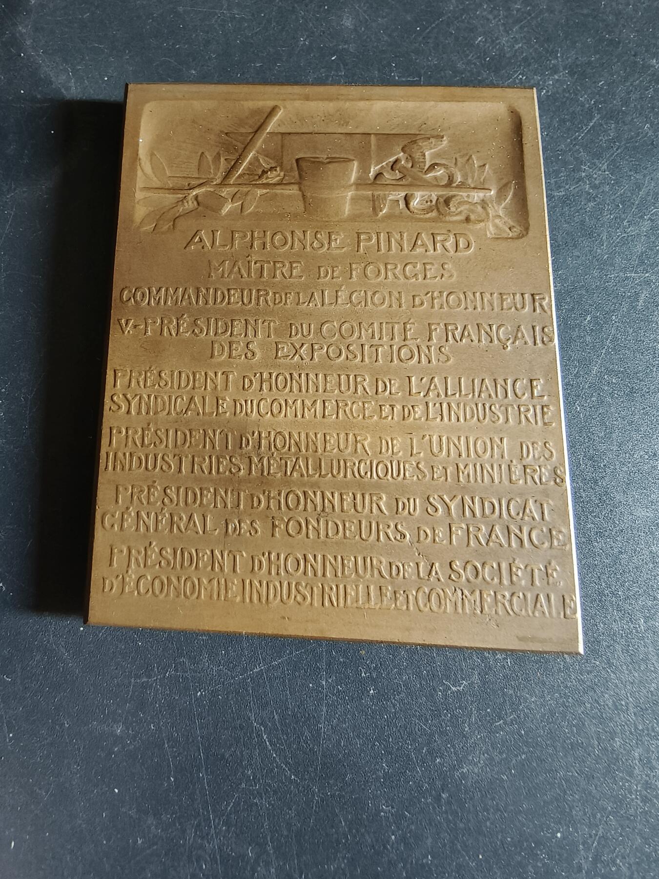 老王徽章第191期 法国冶金工业协会主席阿尔方斯·皮纳尔获得指挥官级荣誉军团勋章方形大铜章      阿尔方斯·皮纳尔是20世纪初法国工业届领袖，身兼冶金，铸造，工商等核心组织的荣誉主席职任，于1900年获颁指挥官级荣誉军团勋章        大师埃米尔·布兰作品      尺寸60×75mm     重量188.1g     原盒盒子有损坏
