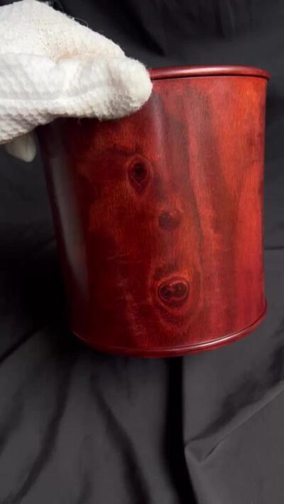 零元拍：精工非洲小叶紫檀（非印度小叶紫檀） 大号笔筒，满纹带水波带瘤子。差不多有七斤左右，精工打磨，花纹漂亮。16.8/16.5/15.5/壁厚约1.7CM。