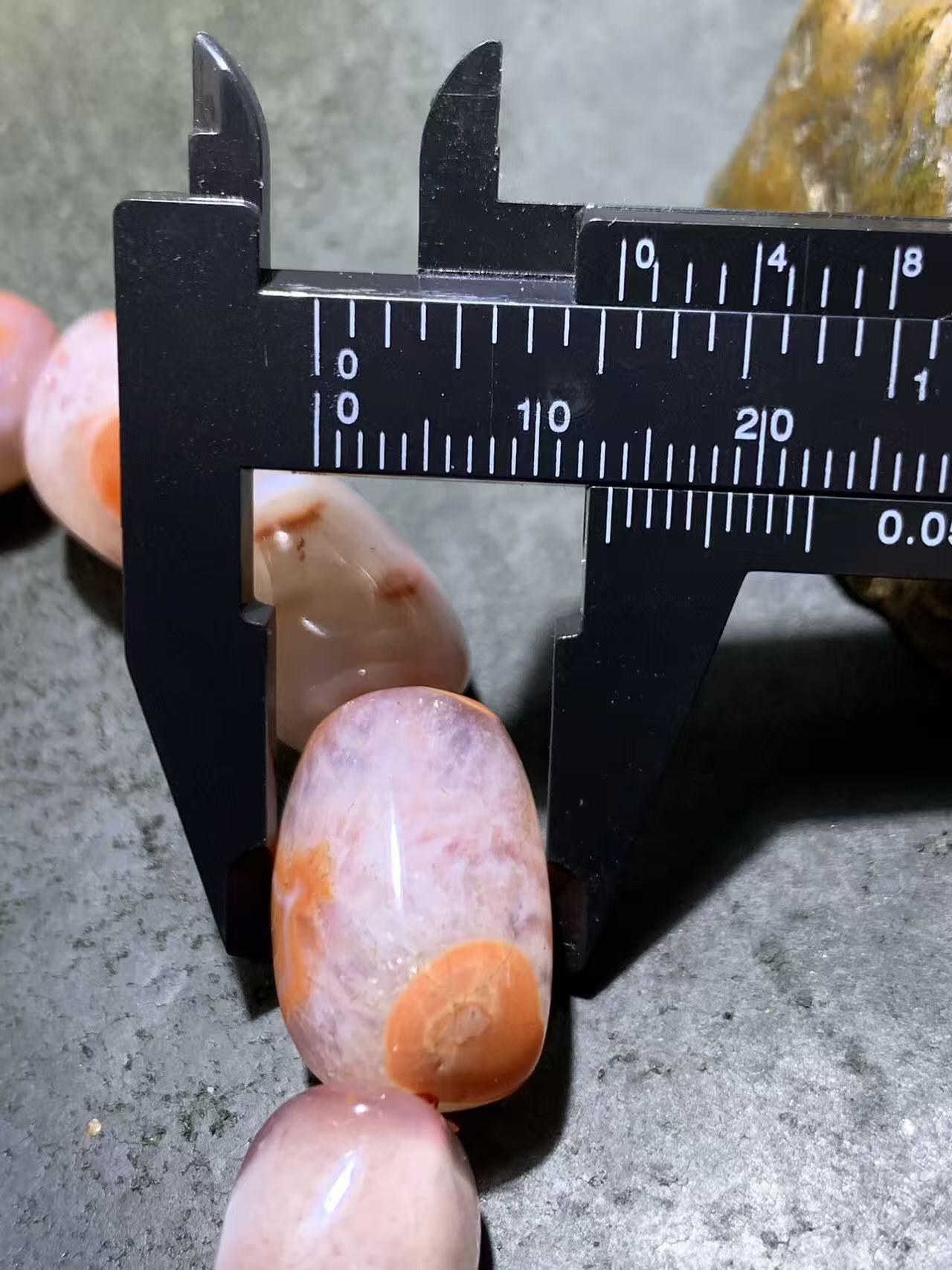 川料冰飘南红玛瑙原皮随形手串一条，