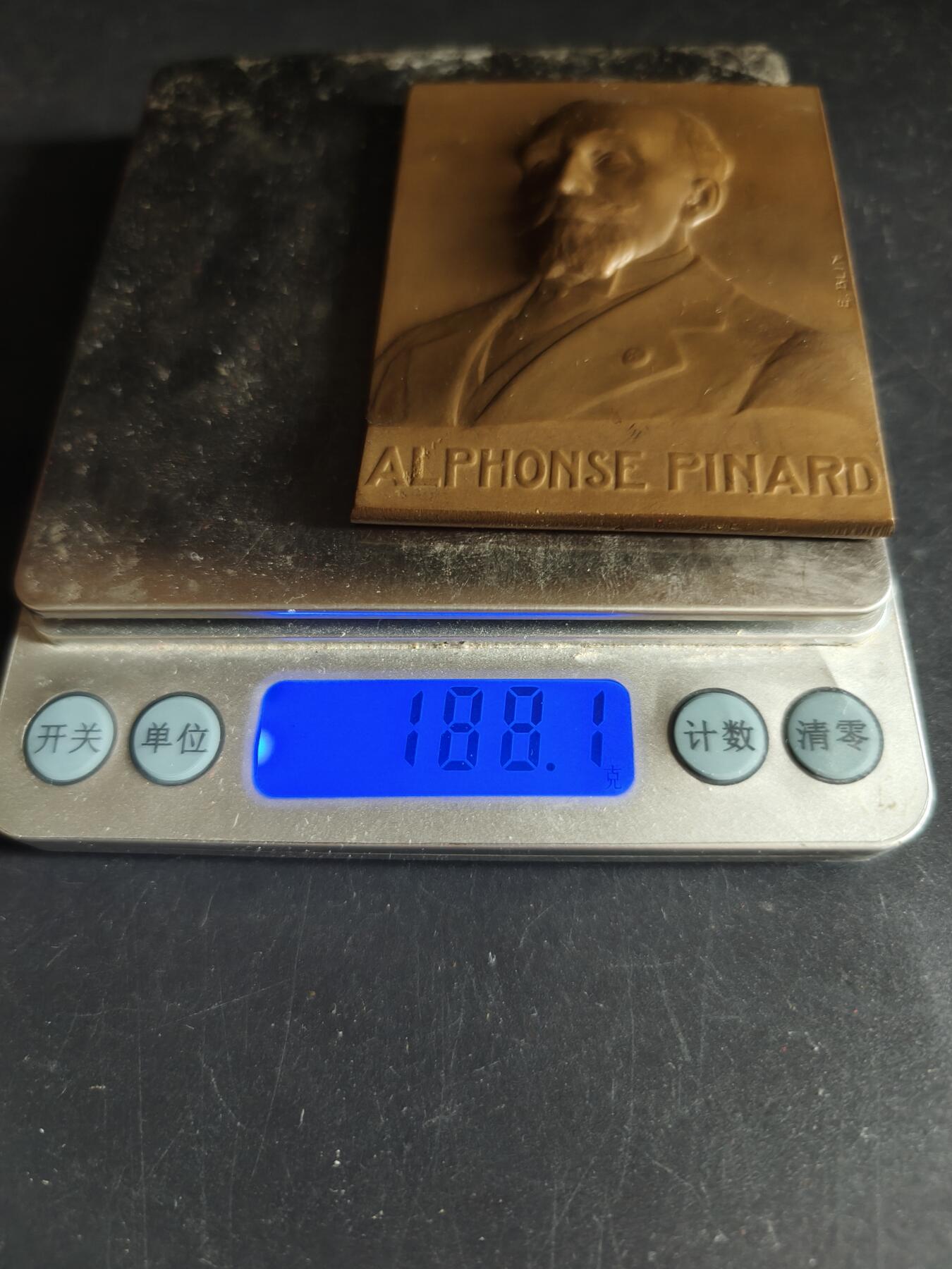 老王徽章第191期 法国冶金工业协会主席阿尔方斯·皮纳尔获得指挥官级荣誉军团勋章方形大铜章      阿尔方斯·皮纳尔是20世纪初法国工业届领袖，身兼冶金，铸造，工商等核心组织的荣誉主席职任，于1900年获颁指挥官级荣誉军团勋章        大师埃米尔·布兰作品      尺寸60×75mm     重量188.1g     原盒盒子有损坏