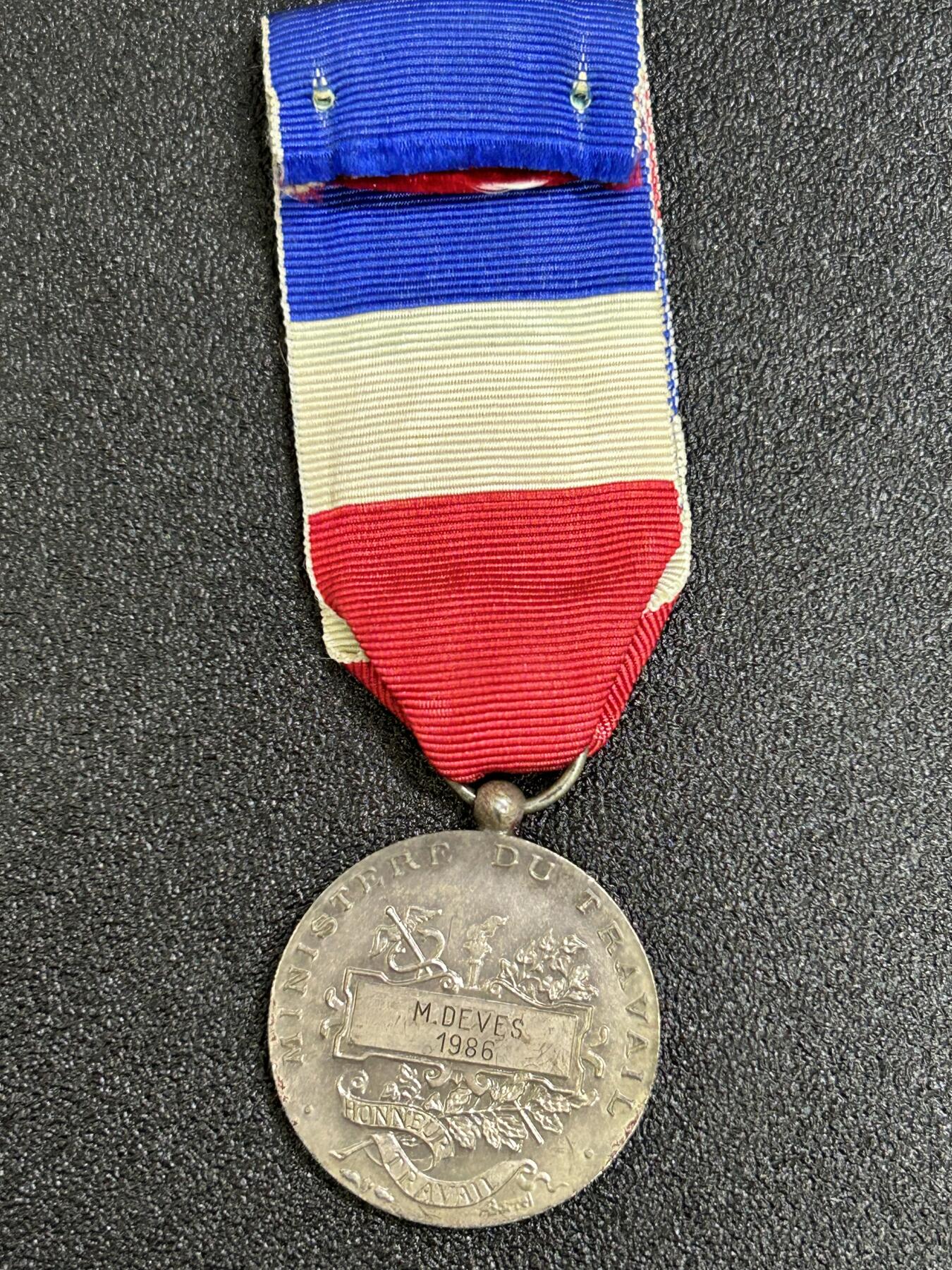 西秦中古拍卖第八十三期  法国劳工奖章 1986年实发 银制 有1字银标