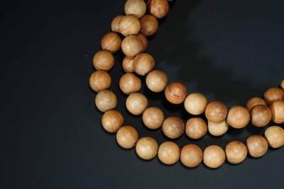 上海都达杂项专场103【全场包邮】  香樟木1.5圆珠多圈链子66-317