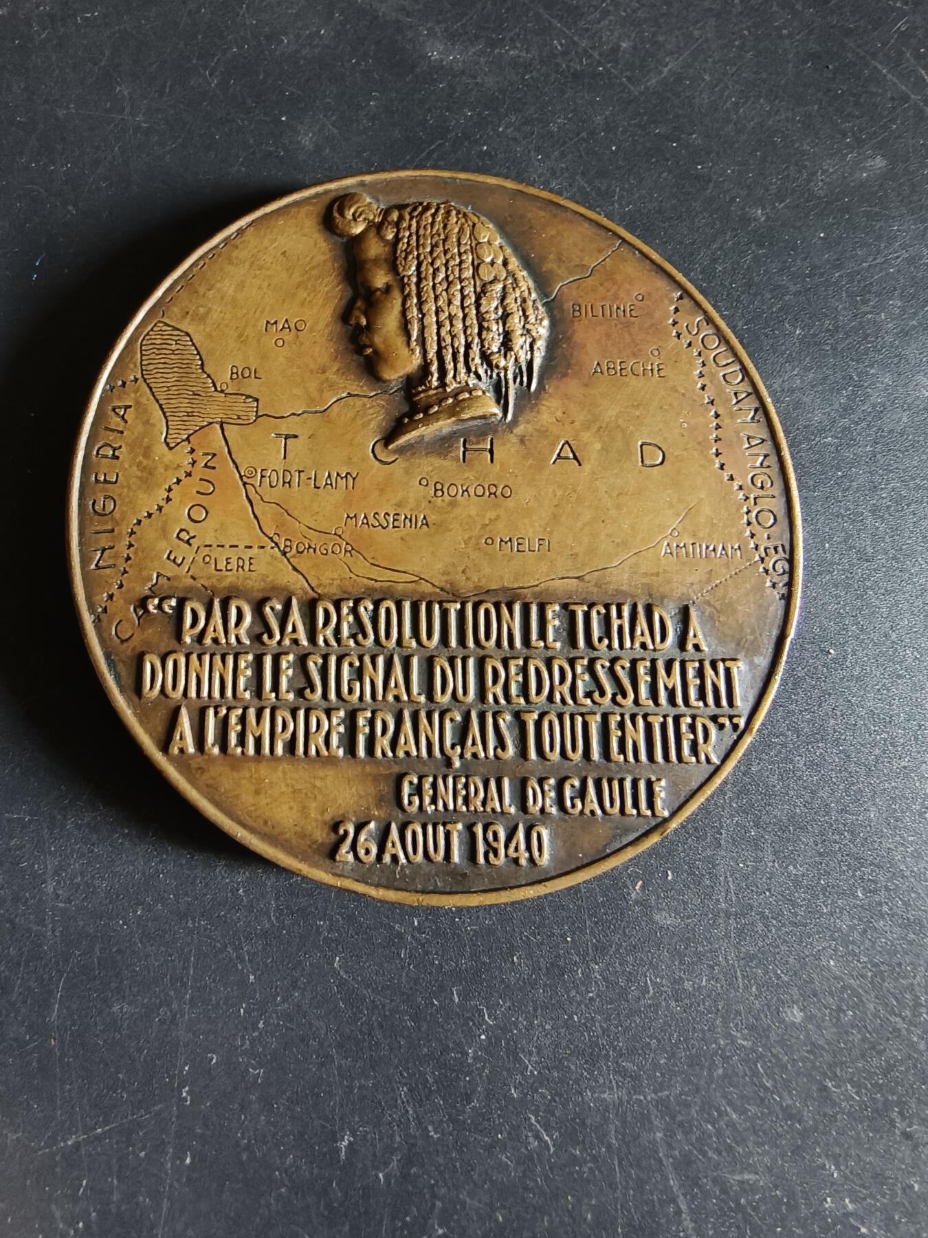 老王徽章第191期 法国1944年法属赤道非洲总督费利克斯·埃布埃大铜章       埃布埃总督在戴高乐将军宣布自由法国成立后首先响应加入了自由法国阵营，让戴高乐将军获得了非洲的军队，资源与战略纵深       大师马塞尔·德朗努瓦作品       直径68mm     重量160.5g