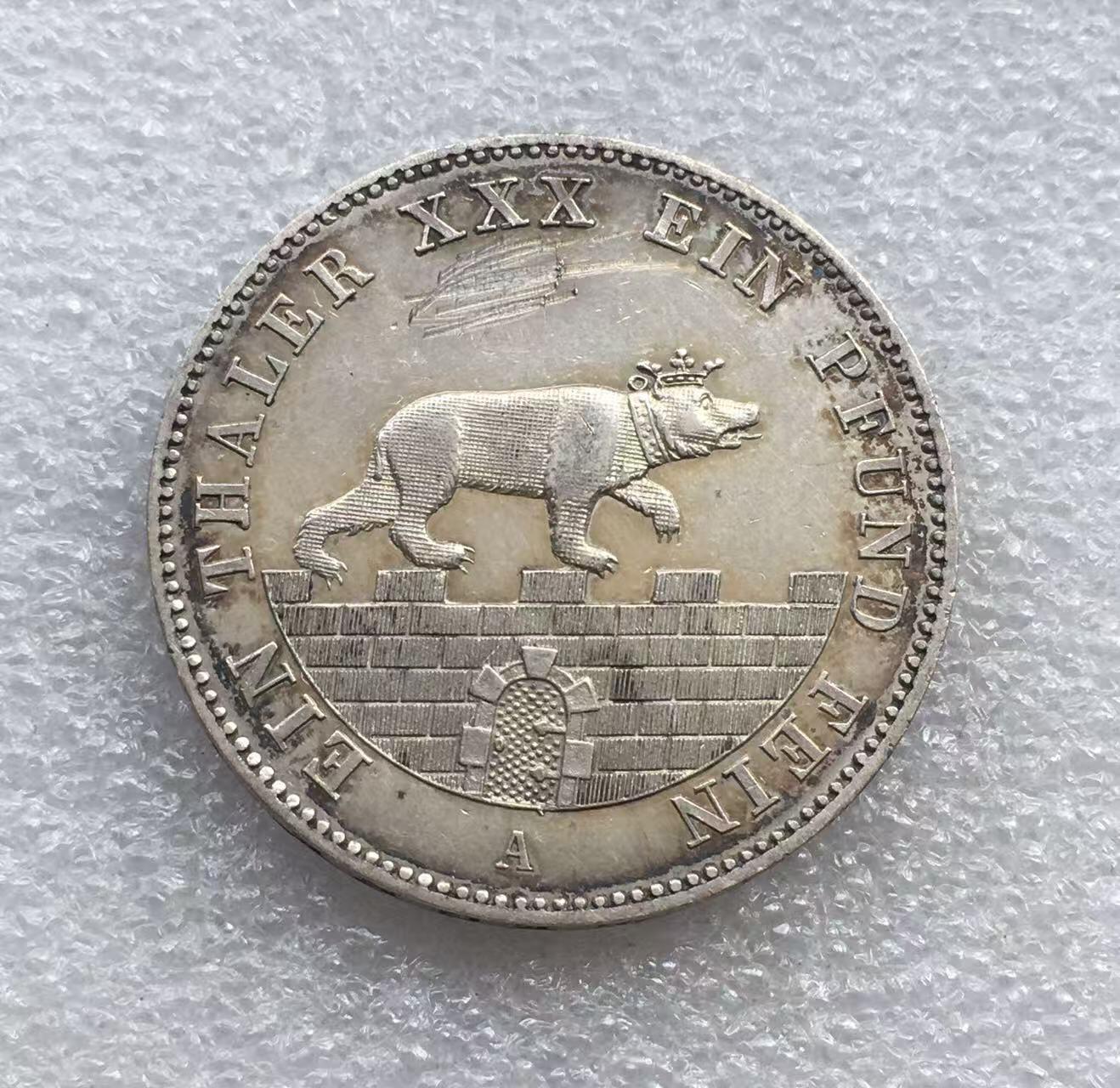 世界钱币专场拍卖 每周二开拍 1861年德国安哈特贝恩堡小熊爬墙1泰勒银币 正面有划