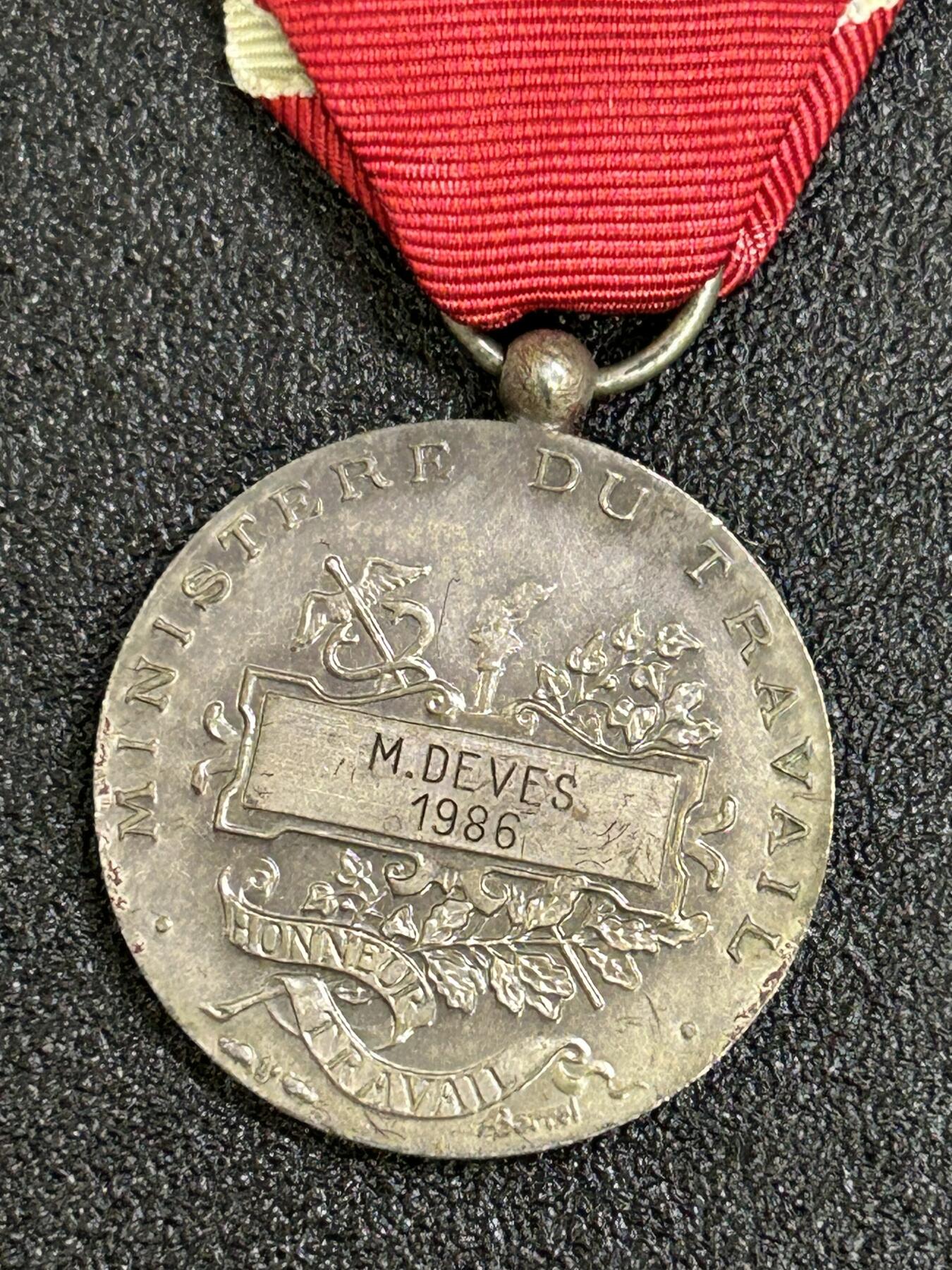 西秦中古拍卖第八十三期  法国劳工奖章 1986年实发 银制 有1字银标