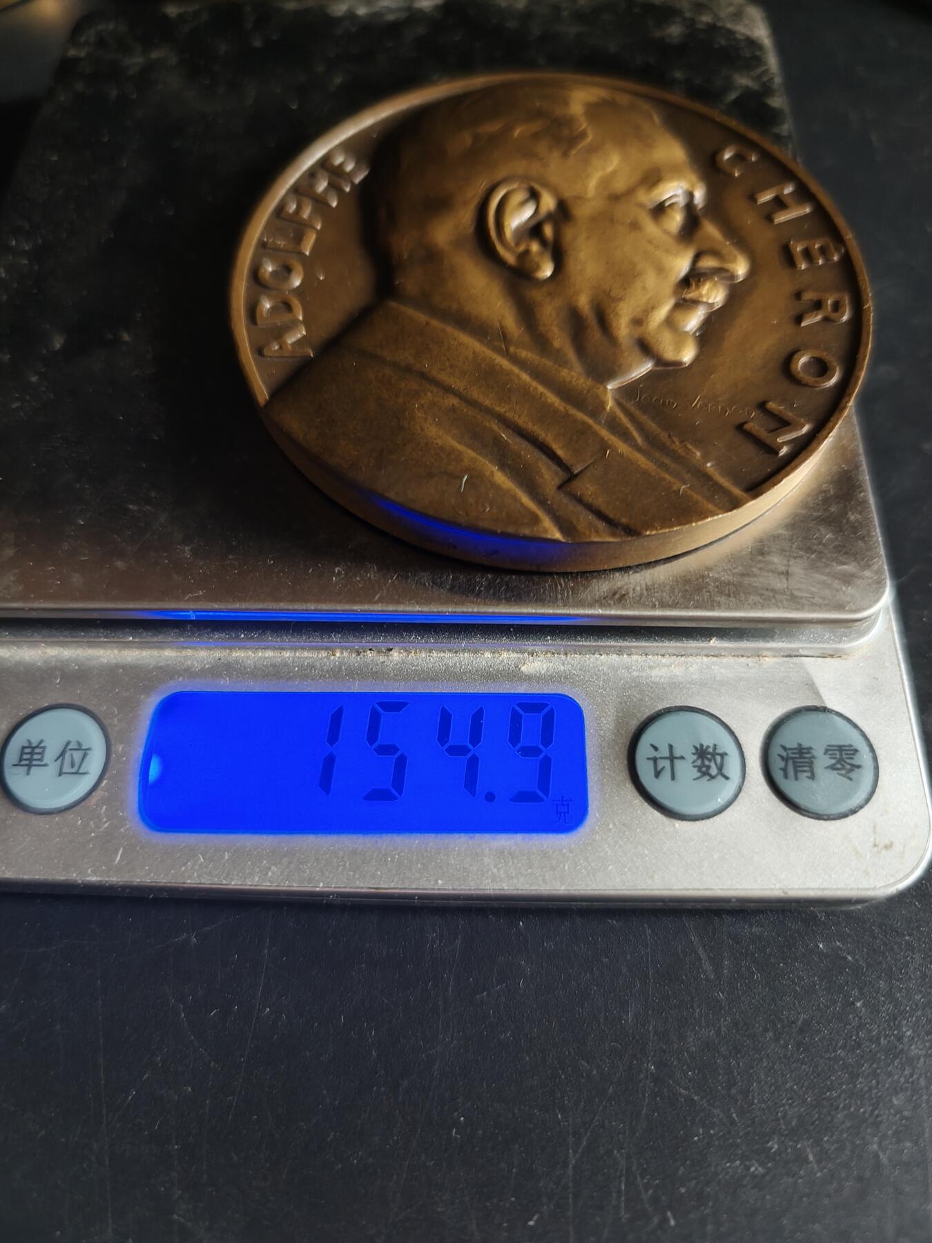 老王徽章第191期 法国体育教育协会暨军事预备服务联盟大铜章      大师让·维尔农作品      背面为胜利女神➕战士形象   正面为法国军事体育奠基人阿道夫·谢龙       直径68mm     重量154.9g