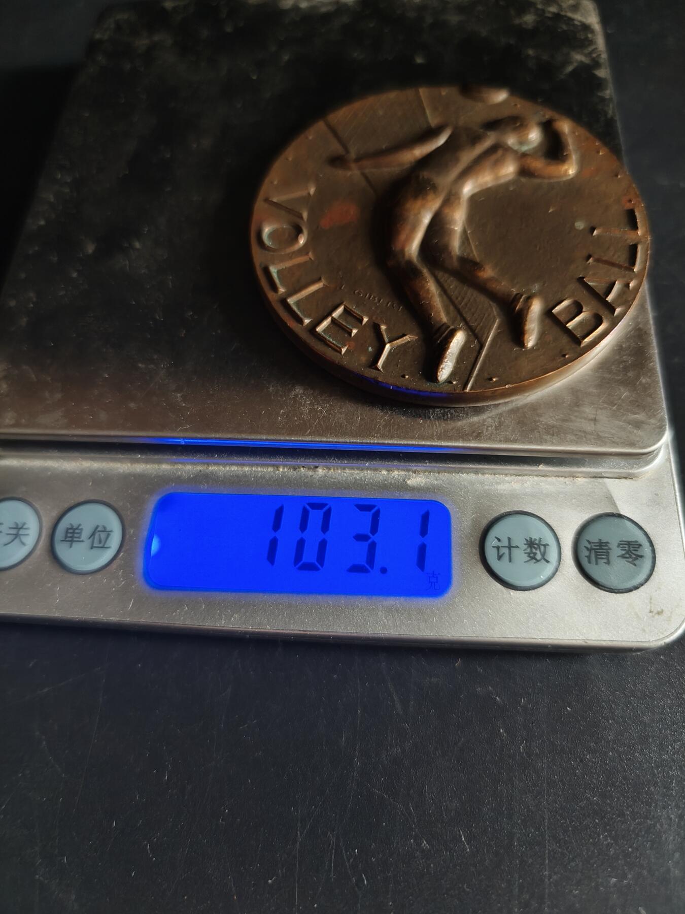 老王徽章第191期 法国排球运动主题大铜章    高浮雕     直径58mm     重量103.1g