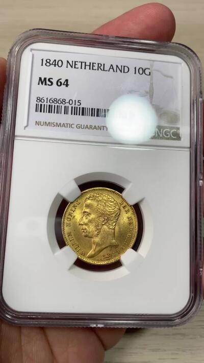 万国钱币拍卖第064期 NGC MS64 1840年荷兰王国威廉一世10盾金币 高品罕见的早期荷兰金币 全深打丝绸金光环绕 不可多得的收藏级品质 6.73g 900金