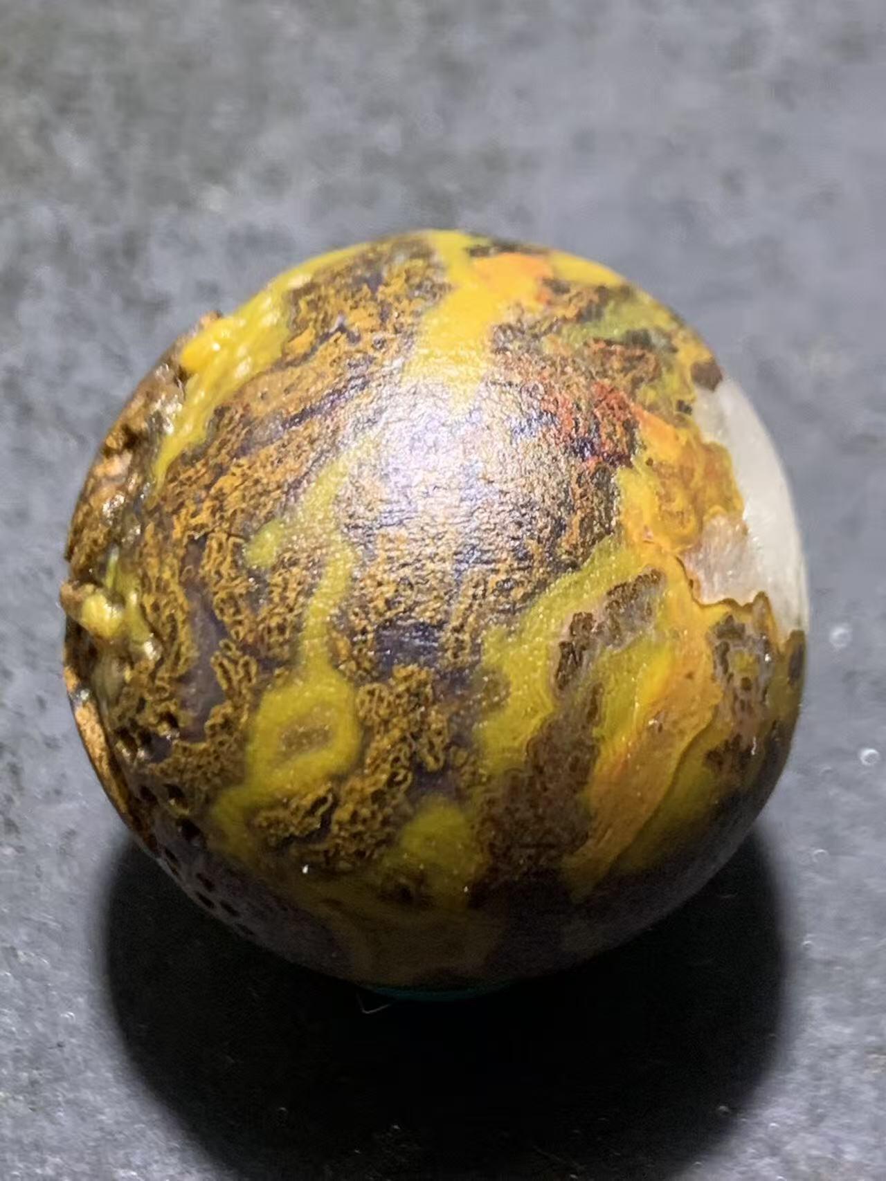 精美亚光风化纹冰飘草花纹战国红玛瑙手工雕刻珠一颗！