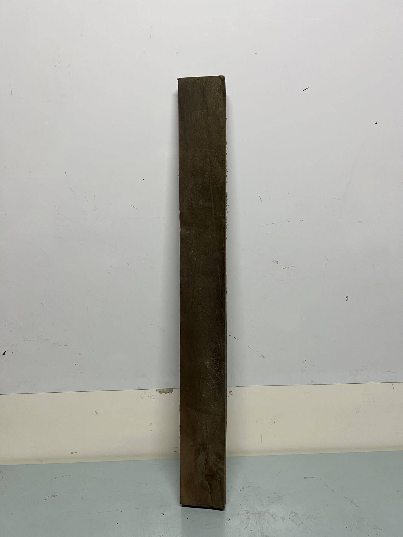 零元拍：NO.1金丝楠阴沉料，切镇尺做牌子，无需打磨就已经金光闪闪。切牌子，做镇尺。满金丝药香，尺寸约：57.5/6/2.5CM。