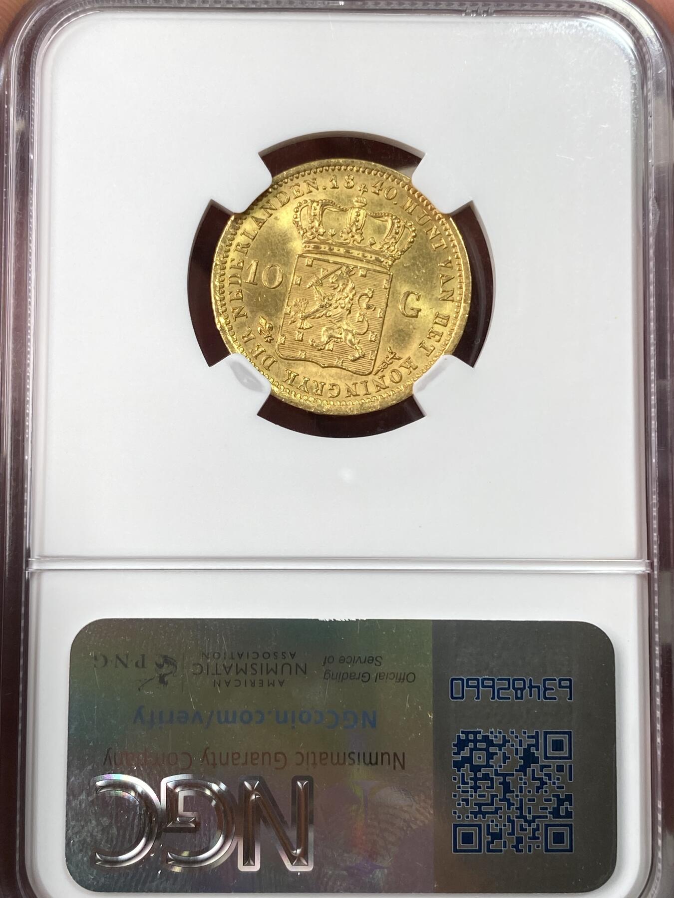 万国钱币拍卖第064期 NGC MS64 1840年荷兰王国威廉一世10盾金币 高品罕见的早期荷兰金币 全深打丝绸金光环绕 不可多得的收藏级品质 6.73g 900金