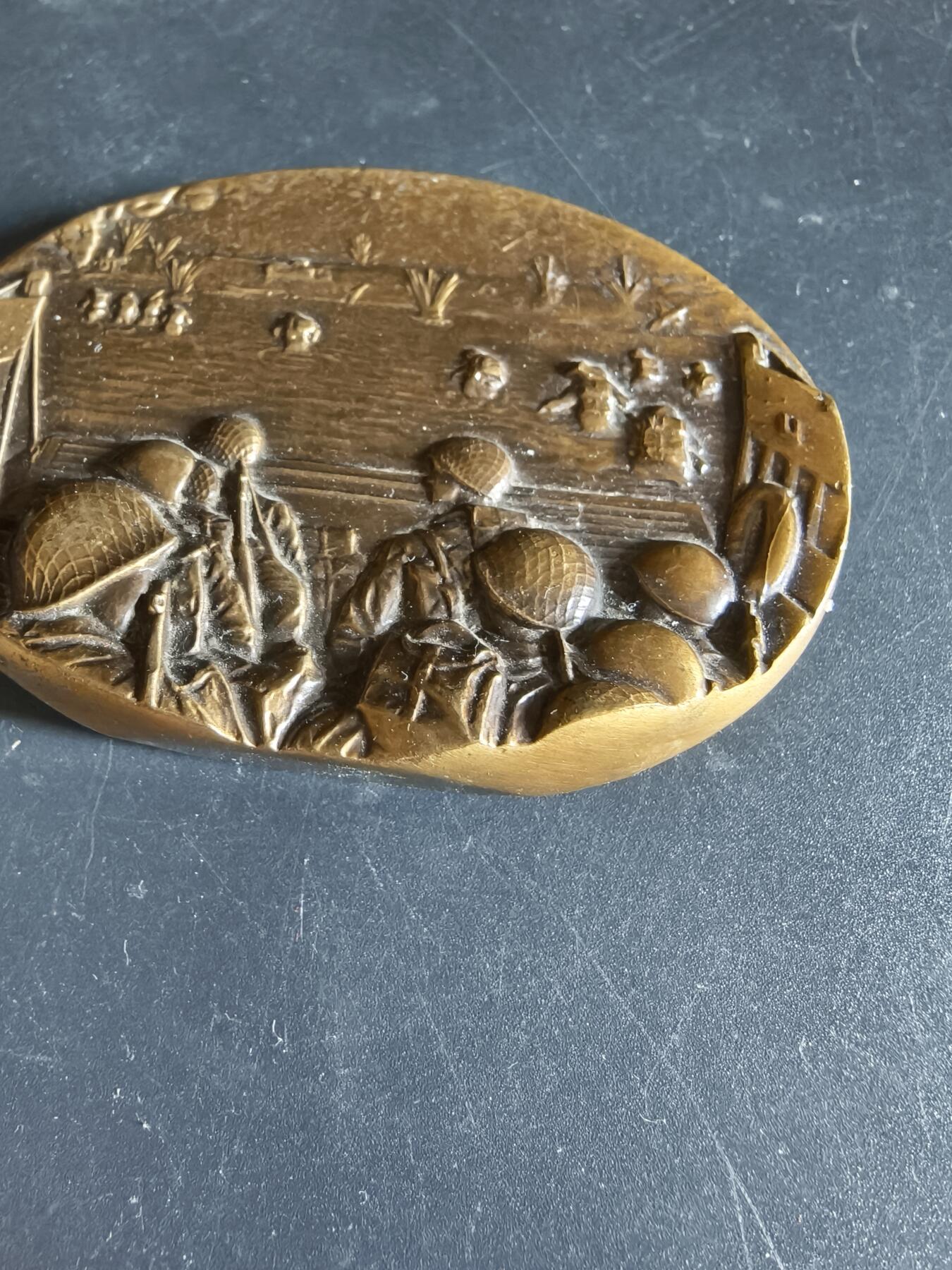 老王徽章第191期 法国诺曼底登陆纪念委员会异形大铜章     青铜材质    复刻了奥马哈海滩登陆场景     高浮雕      尺寸80×58mm     重量293.5g