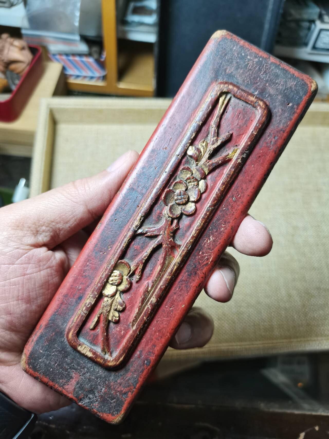 清末红底描金梅花图案女红板