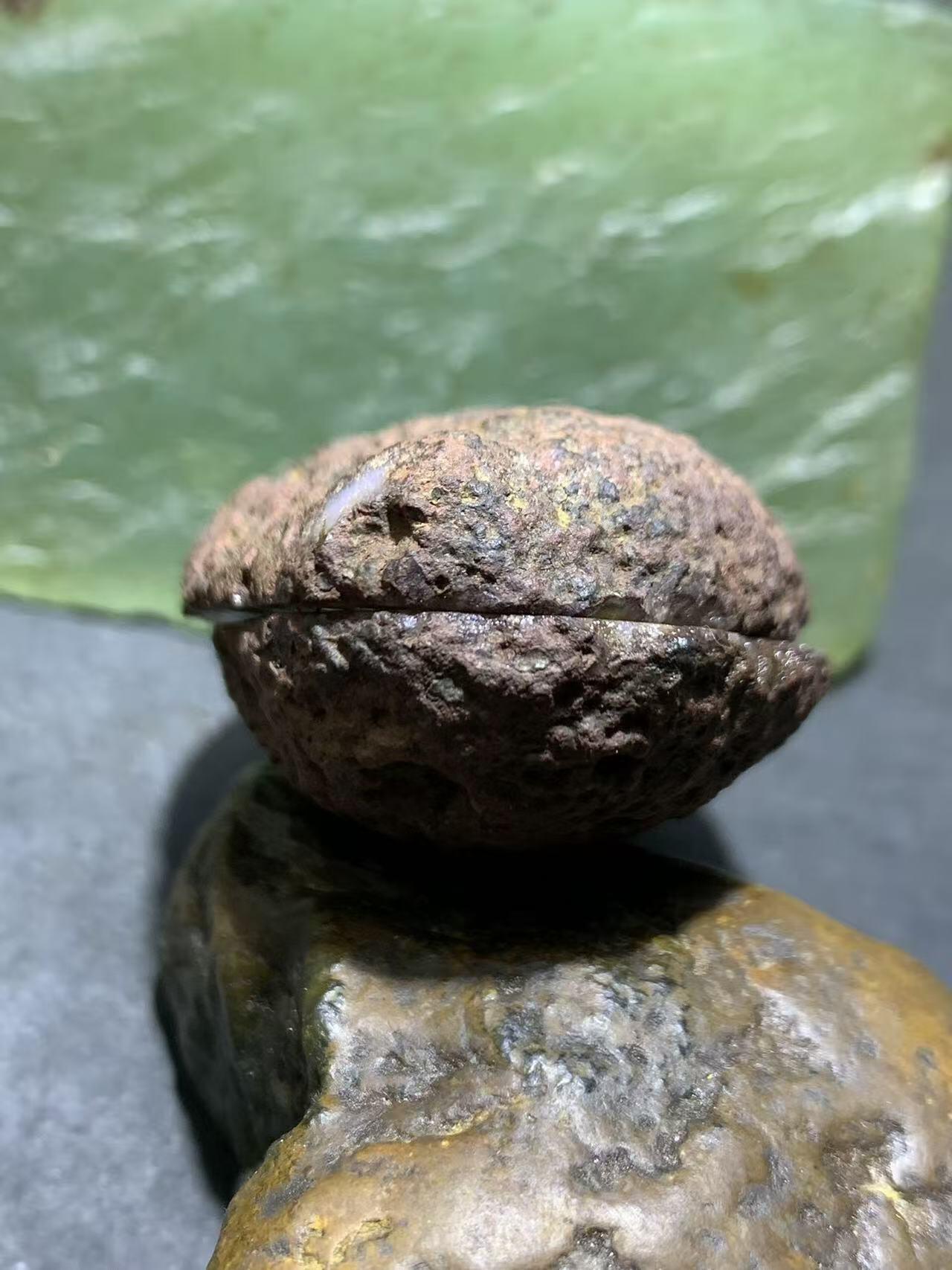 精美亚光原皮冰飘紫罗兰战国红玛瑙对切原石摆件一对，