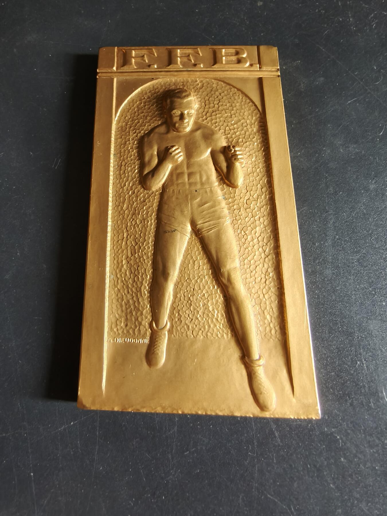 老王徽章第191期 法国拳击联合会1949年方形镀金大铜章    原盒    该章作者为以体育章牌雕刻闻名的大师安德烈·德鲁多内     尺寸56×100mm     重量258.8g