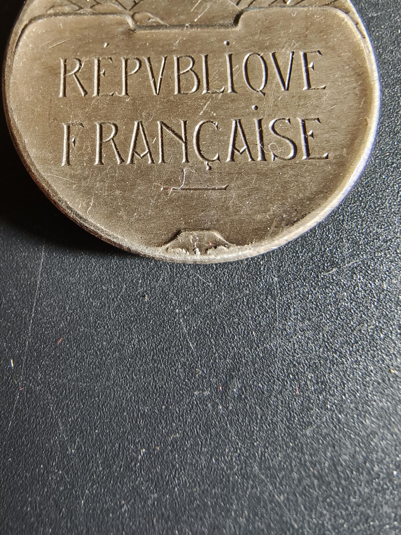 老王徽章第191期 法国银级体育奖章     950银     带纸盒     15.9g