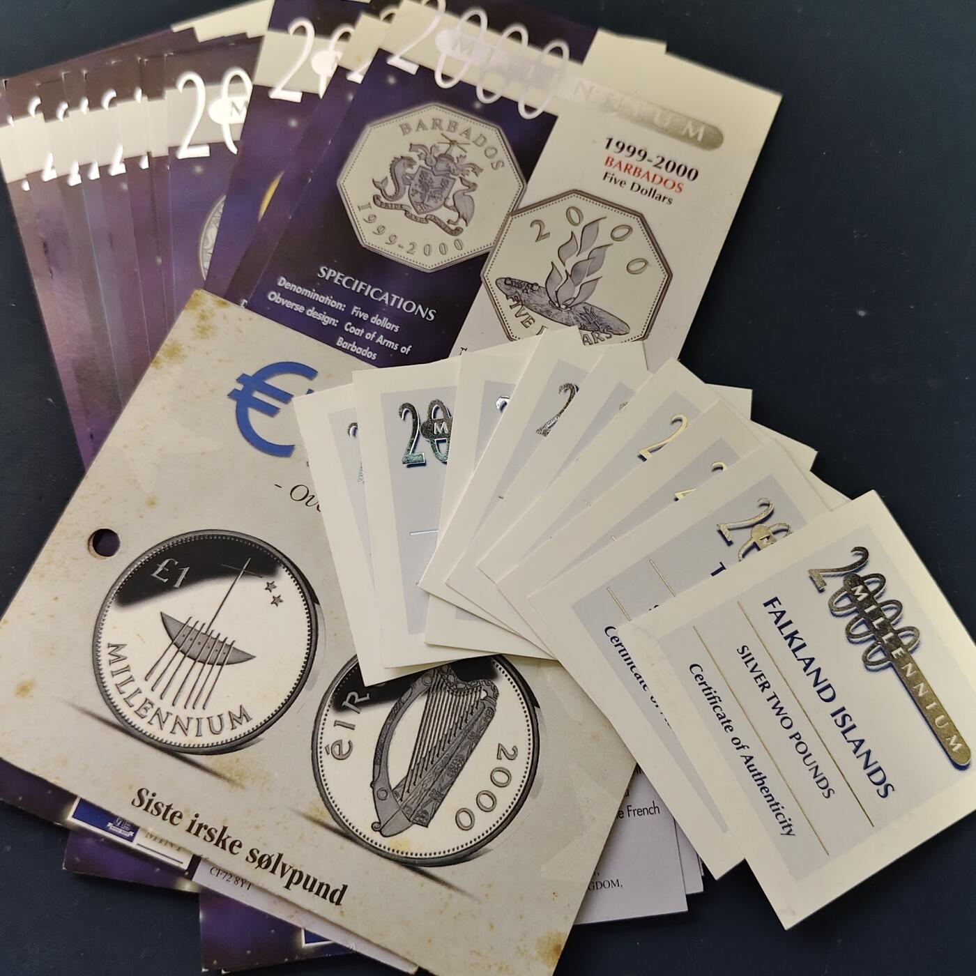 【全场包邮】纯粹捡漏拍519场 【收藏工具】钱币册等收藏工具一批-含6格收藏册2本+方盒一批+千禧年纪念银币证书一批