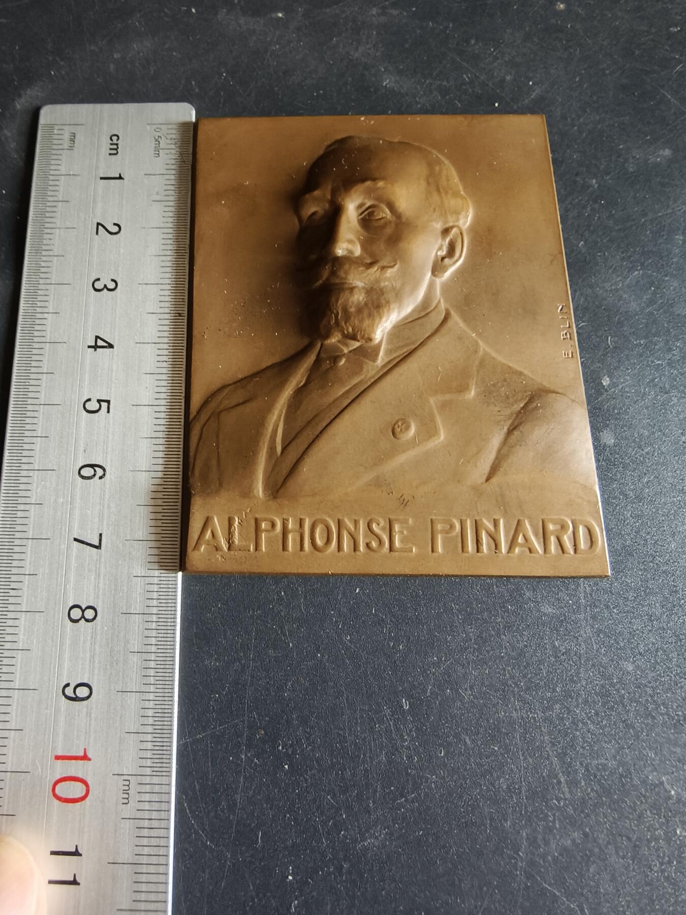 老王徽章第191期 法国冶金工业协会主席阿尔方斯·皮纳尔获得指挥官级荣誉军团勋章方形大铜章      阿尔方斯·皮纳尔是20世纪初法国工业届领袖，身兼冶金，铸造，工商等核心组织的荣誉主席职任，于1900年获颁指挥官级荣誉军团勋章        大师埃米尔·布兰作品      尺寸60×75mm     重量188.1g     原盒盒子有损坏