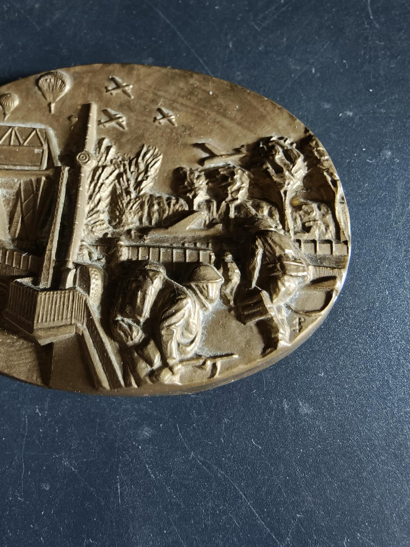 老王徽章第191期 法国诺曼底登陆纪念委员会异形大铜章     高浮雕     正面描绘了英国王牌第6空降师夺取飞马桥，阻止德军装甲部队向滩头阵地增援的场景          尺寸80×58mm      重量322.3g  