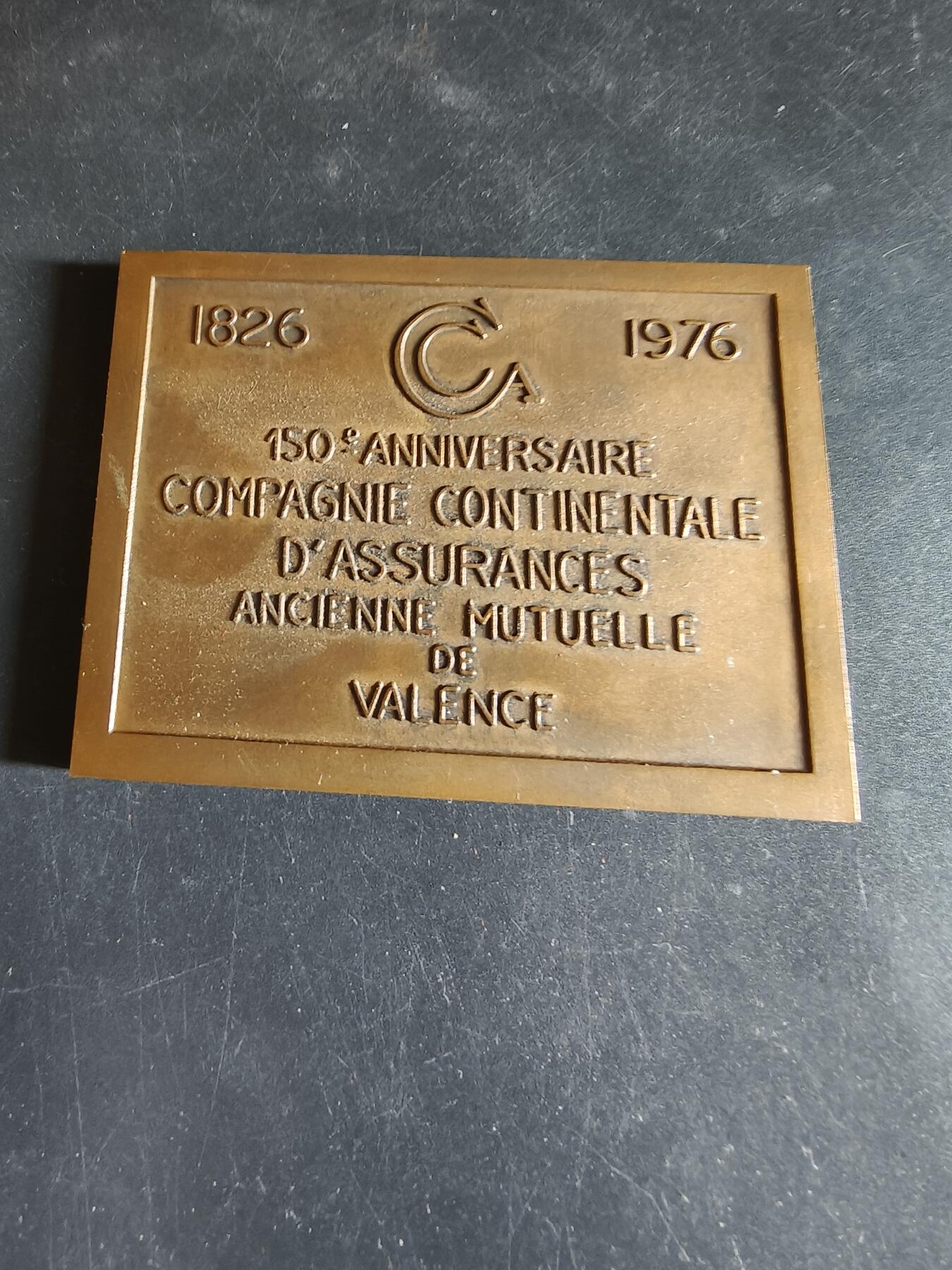 老王徽章第191期 1976年法国瓦朗斯大陆保险互助公司150周年方形大铜章        原盒         路易·奥坦作品      尺寸80×60mm     重量193.2g 