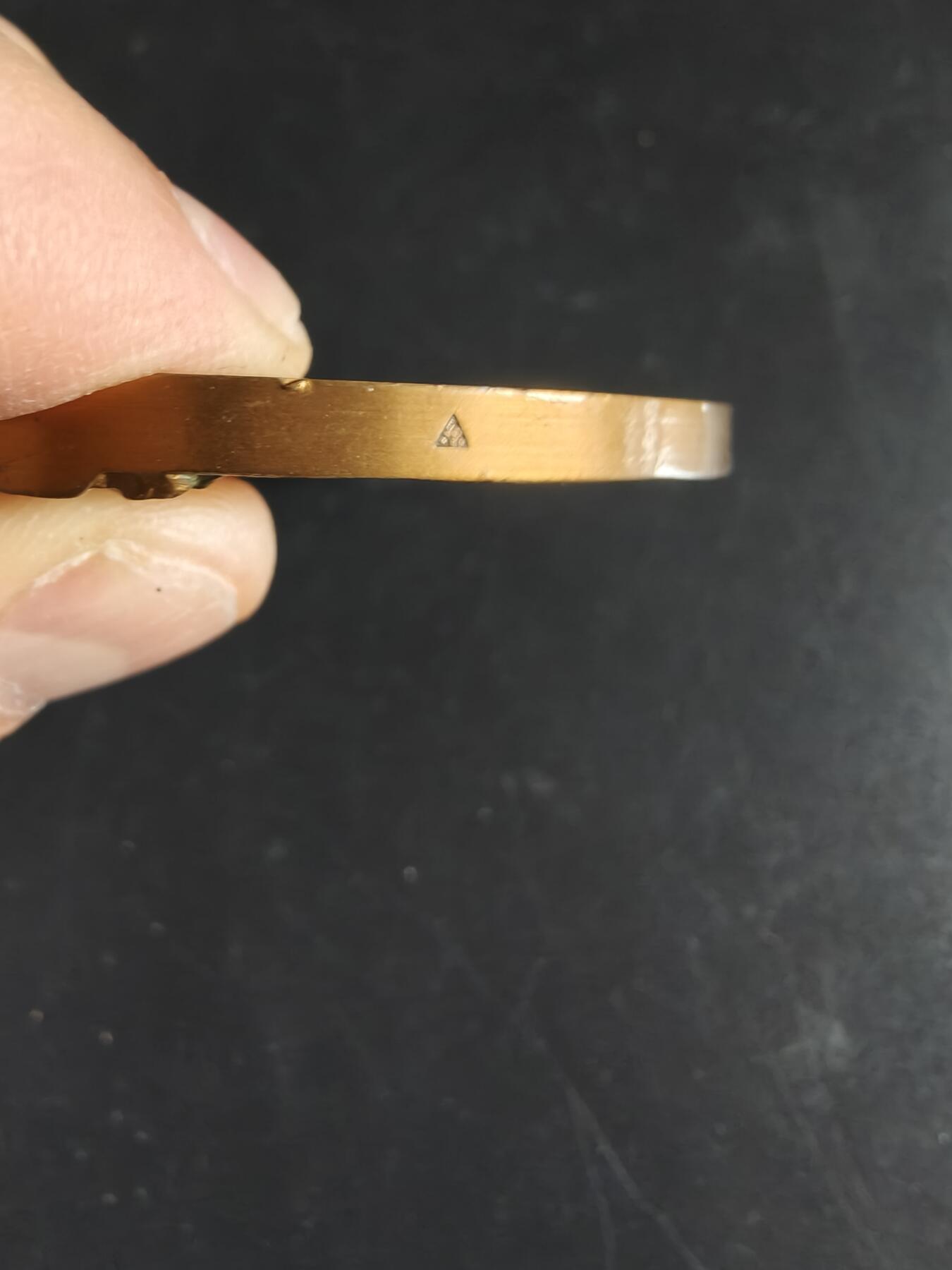 老王徽章第191期 法国1941年勒克莱尔将军库夫拉宣誓50周年大铜章      高浮雕      二战北非战场，自由法国运动处于最低谷。1940年法国投降后，勒克莱尔将军毅然投身自由法国，在利比亚南部的库夫拉（法属北非殖民地）集结军队，宣誓抵抗纳粹德国         直径72mm     重量155.9g 