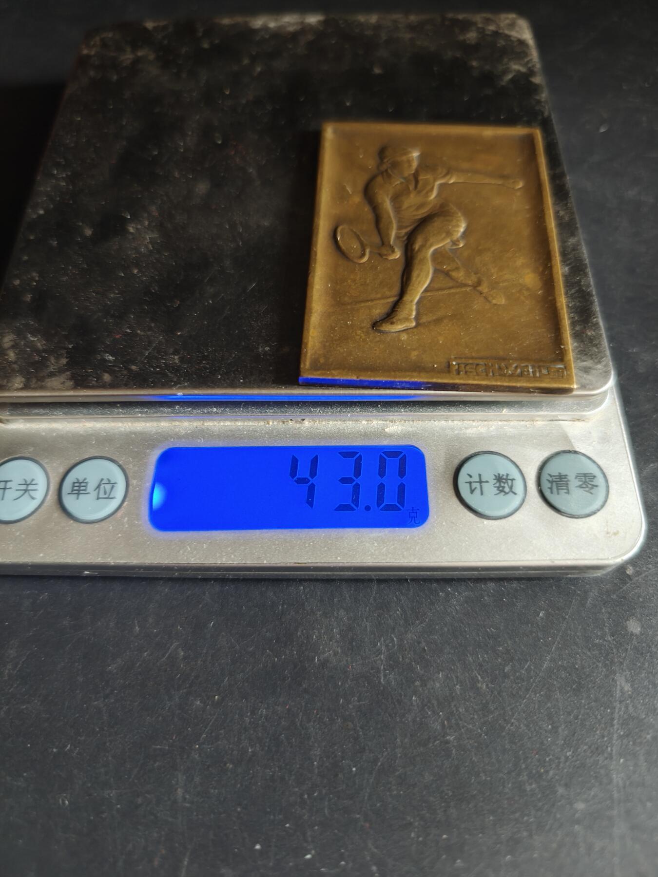 老王徽章第191期 法国网球运动方形大铜章     尺寸40×58mm    重量43g