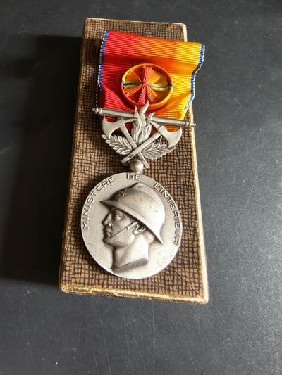 老王徽章第191期 - 法国银级军官级消防员服役奖章     带纸盒