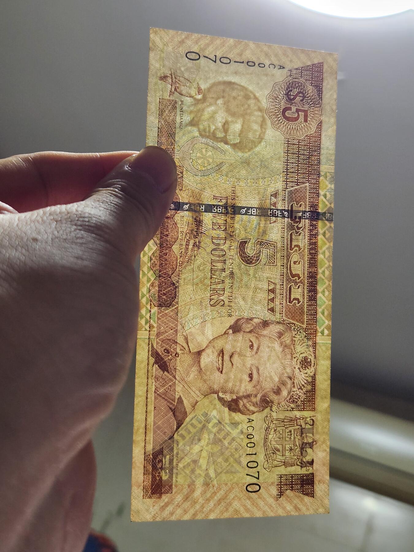 4月6号晚上8点 中外纸币自动截拍第52场 斐济2000年版5元 几乎全新