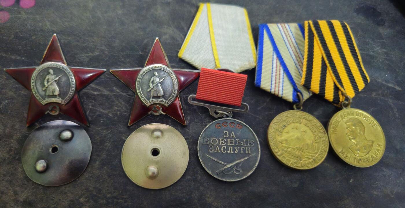 各国勋章奖章拍卖第52期 苏联红星勋章340420、2587378号，1943末初大士在炮火轰炸下为全旅撤退断后击杀多名德军，1945年冒着炮火成功送达作战报告。战功奖章271603号，1943年抢救2个伤员获得。带保卫高加索和战胜德国奖章