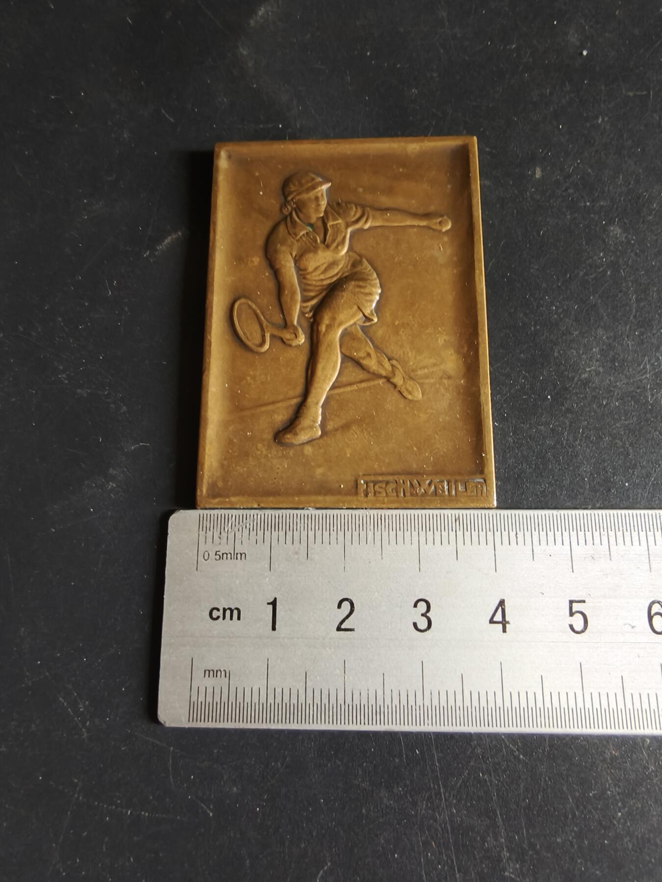 老王徽章第191期 法国网球运动方形大铜章     尺寸40×58mm    重量43g