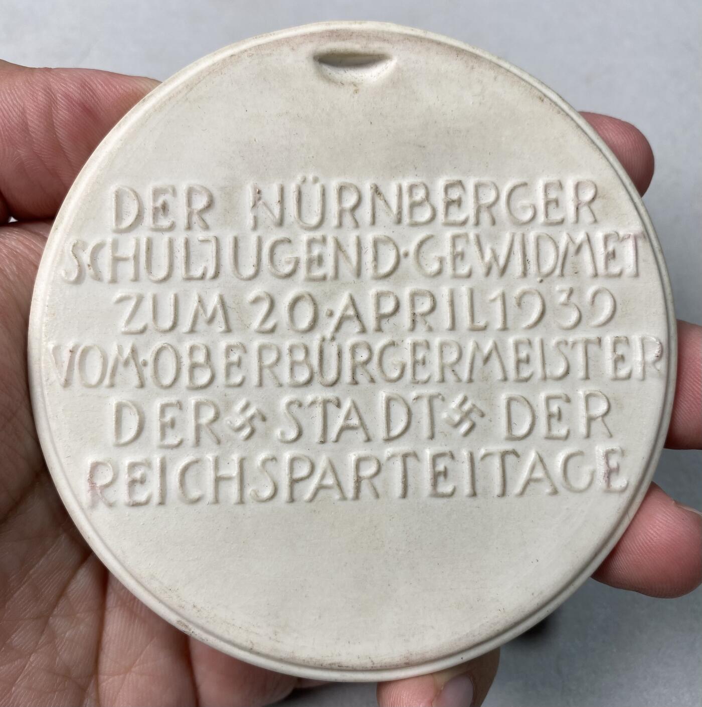 万国钱币拍卖第064期 1939年德国民族社会主义工人党党首50大寿纪念巨型陶瓷章 金边勾勒超高浮雕极其厚重带原盒的顶级收藏品 119.6g 85mm 