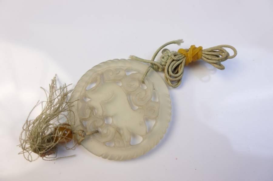 上海都达杂项专场七十二【全场包邮】 清代天然岫玉双面立体雕《生肖鼠》镂空挂件68-140