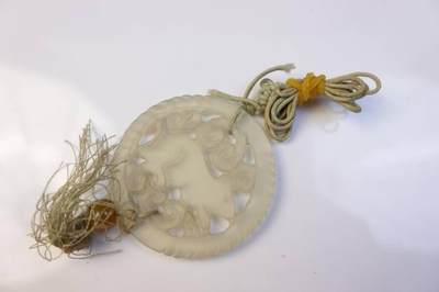 上海都达杂项专场103【全场包邮】  清代天然岫玉双面立体雕《生肖鼠》镂空挂件68-140