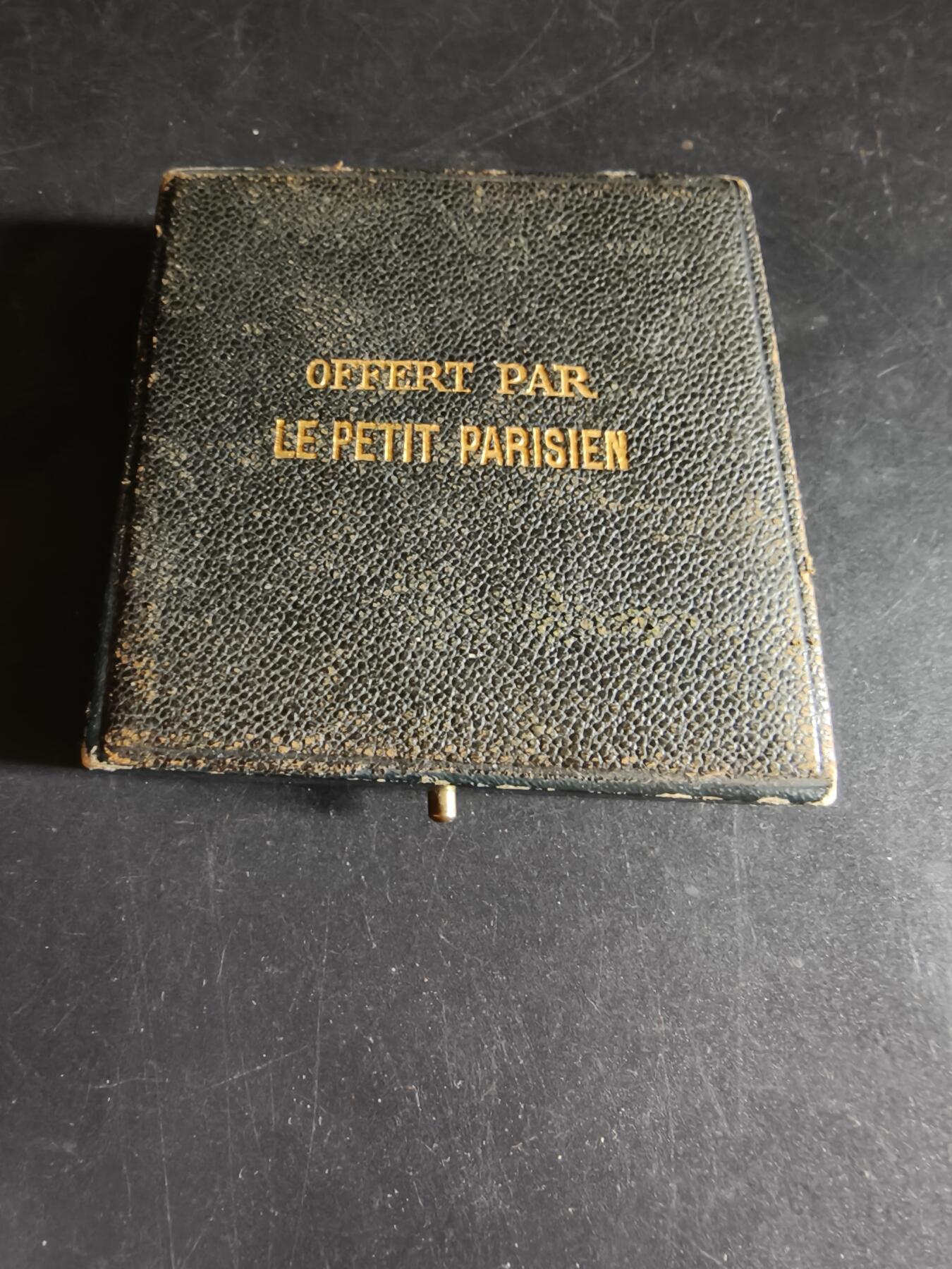 老王徽章第191期 法国《小巴黎人》报田径竞赛大铜章      大师Fraise作品     直径50mm     重量55.6g