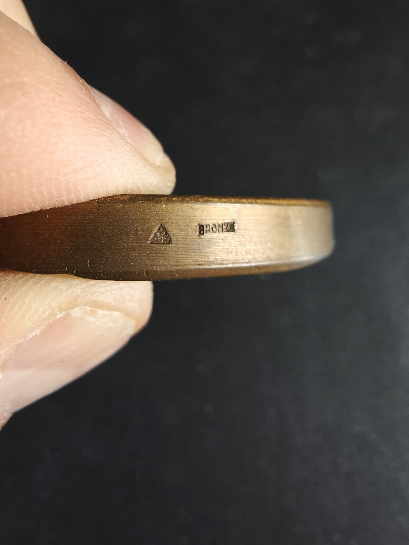 老王徽章第191期 法国体育教育协会暨军事预备服务联盟大铜章      大师让·维尔农作品      背面为胜利女神➕战士形象   正面为法国军事体育奠基人阿道夫·谢龙       直径68mm     重量154.9g