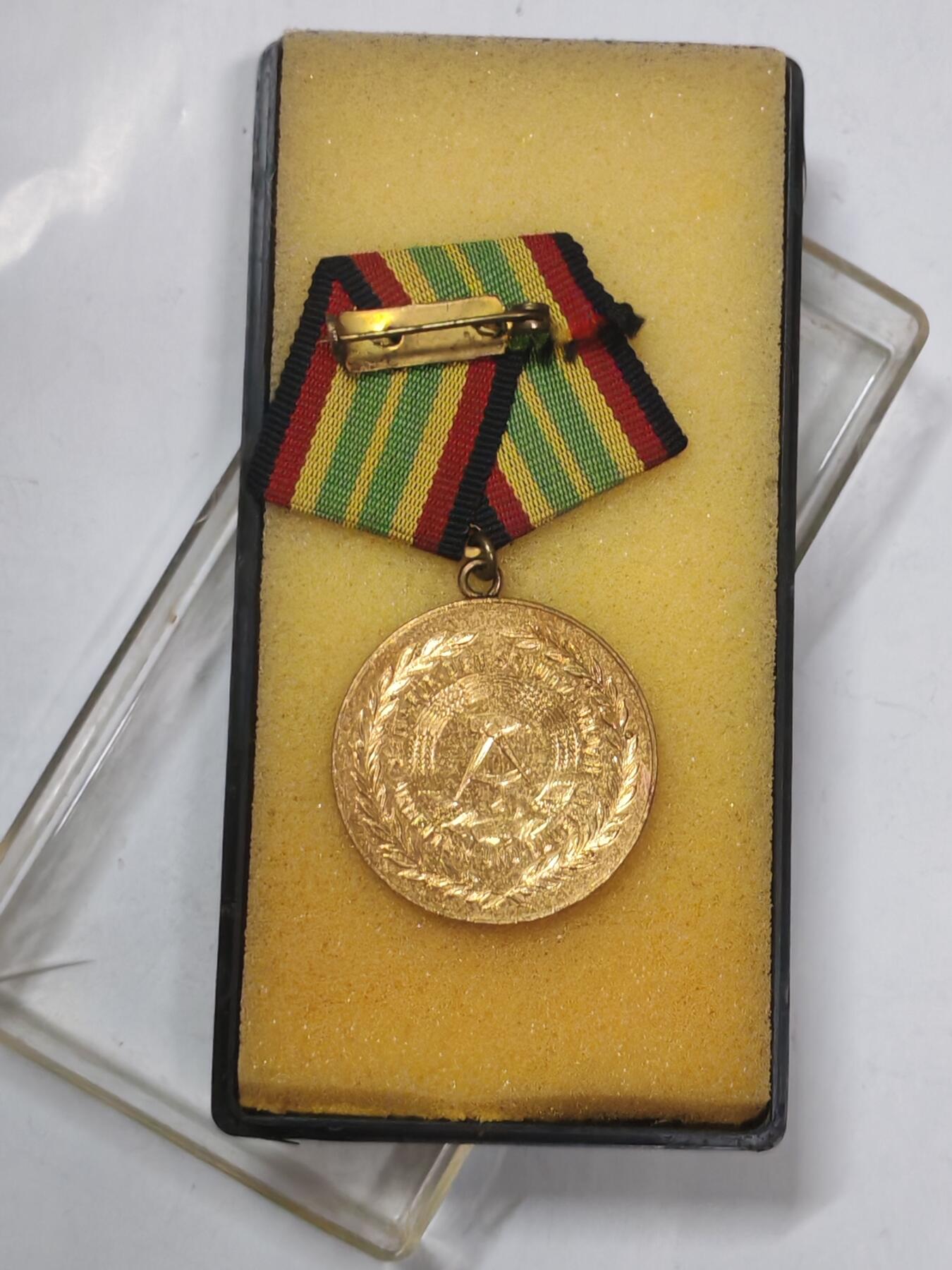 韵星假日军品类拍卖第51期  -- Rimey Holidays Militaria Auction 51 民主德国特级人民军忠诚服务奖章带原盒 高级人民军勋赏 最高级服务类