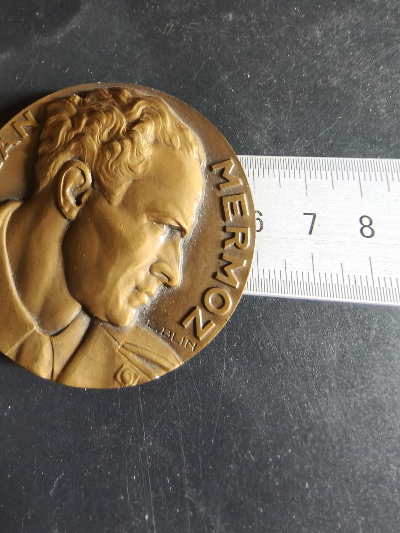 老王徽章第191期 法国航空英雄让·威尔莫茨大铜章     原盒      -他是法国航空邮政的核心飞行员，开辟了多条跨大西洋、跨非洲的传奇航线，是人类商业航空的先驱，并且于1930年完成人类历史上首次跨南大西洋不间断飞行，创造了航空史上的里程碑      背面为胜利女神      装饰风格名作       直径60mm     重量124.8g