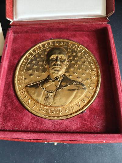 老王徽章第191期 - 法国夏尔戴高乐将军逝世镀金大铜章     原盒带证书     带边铭     青铜镀24k金     大师阿尔贝·德·耶格尔作品      直径11cm      重量679.4g