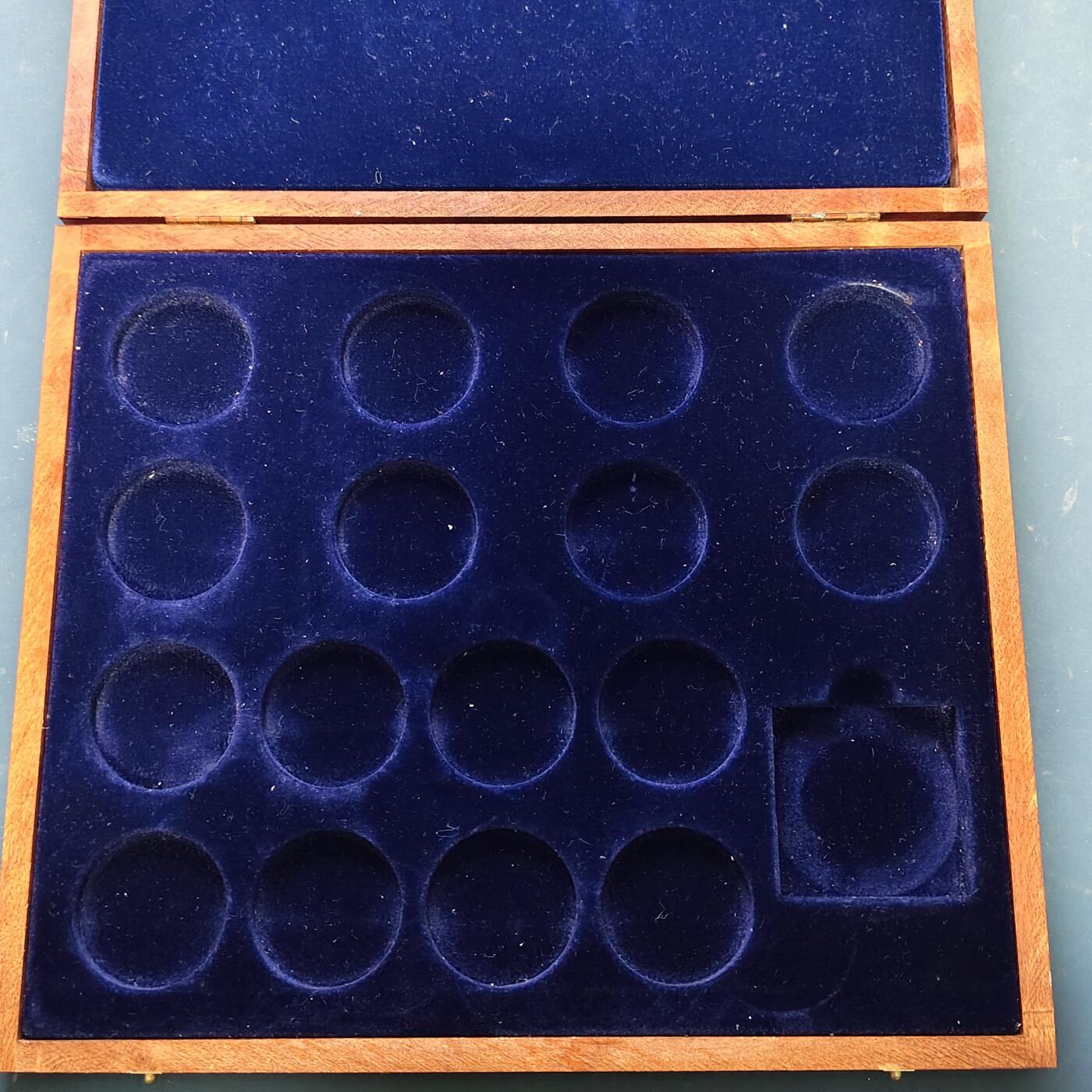 【全场包邮】纯粹捡漏拍519场 【收藏工具】德国纪念币17枚豪华收藏木盒【盒盖铭文为DEUTSCHE GEDENKMUNZEN】